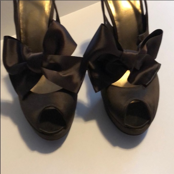 Stuart Weitzman Dorothy Brown Pump Bow Heels 10M - Picture 4 of 17